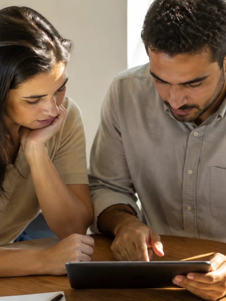 Grupo rindo logo após uma rodada, ainda com as folhas de anotação nas mãos